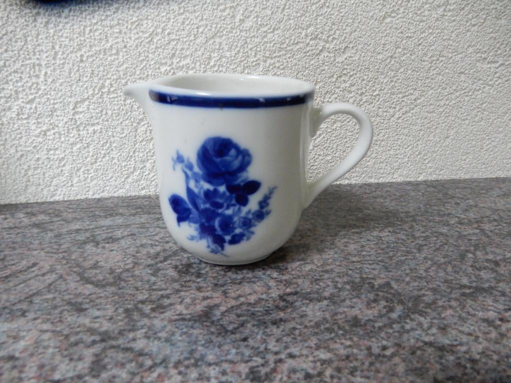 Melkkannetje,  porselein, Wit met blauwe Roos, Mosa, Ophalen of Verzenden