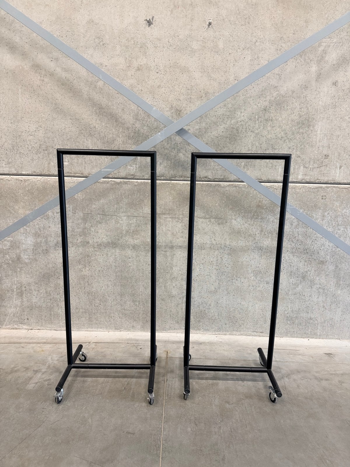 2x Zwart Kledingrek op Wielen - Hoogte 155cm, Kleding | Dames, Ophalen, Met wielen, Gebruikt