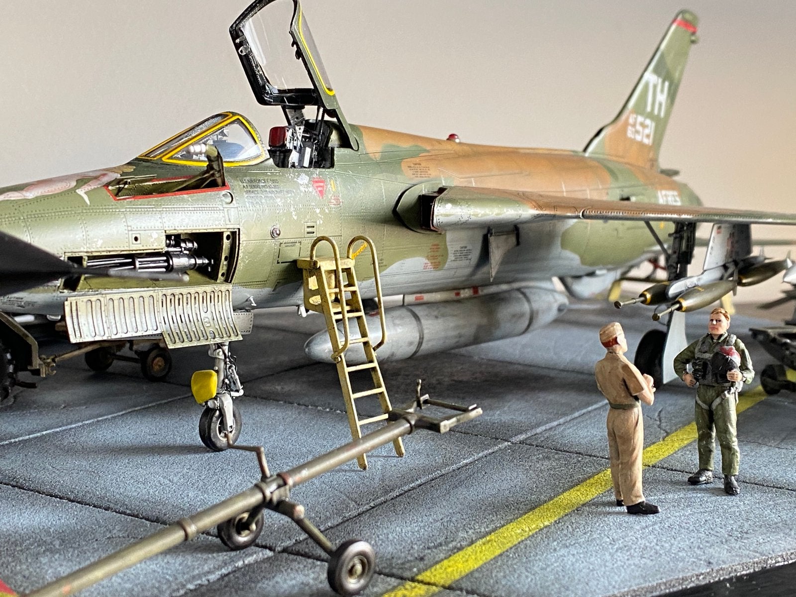 F-105d thunderchief republic Diorama 1/48, Ophalen, Zo goed als nieuw, Groter dan 1:72, Overige merken