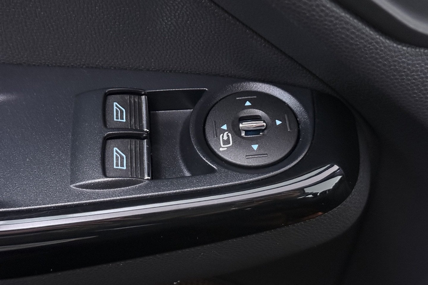 Foto 9 van Ford Fiesta 1.0 EcoBoost Titanium Automaat (NAVIGATIE, CRUIS