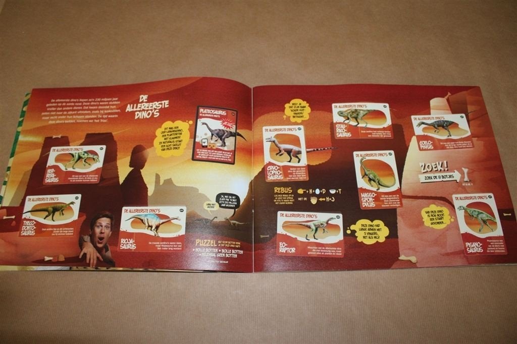 Terug naar de dino's met Freek. Verzamelboek. Compleet., Ophalen of Verzenden, Zo goed als nieuw