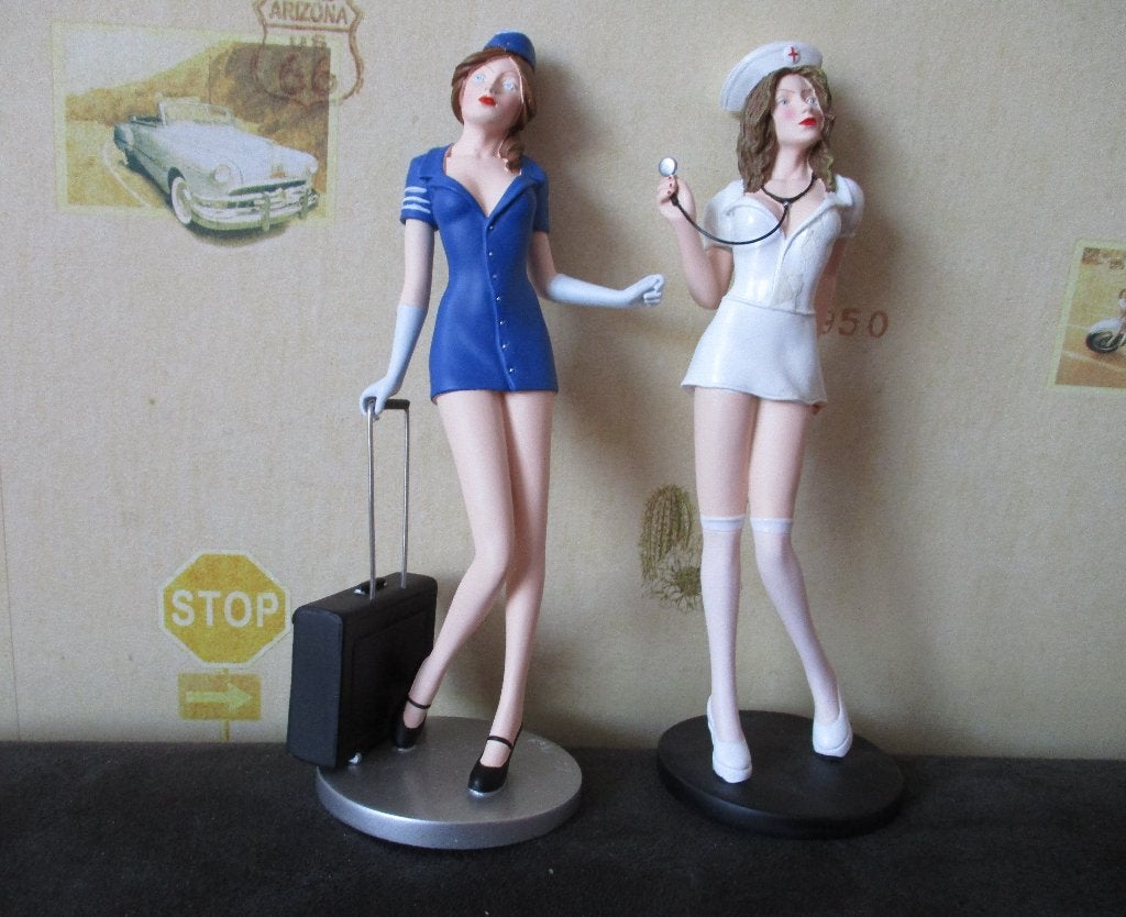 2 Mooie PIN-UP Beeldjes: STEWARDES en VERPLEEGSTER., Ophalen of Verzenden, Nieuw, Mens