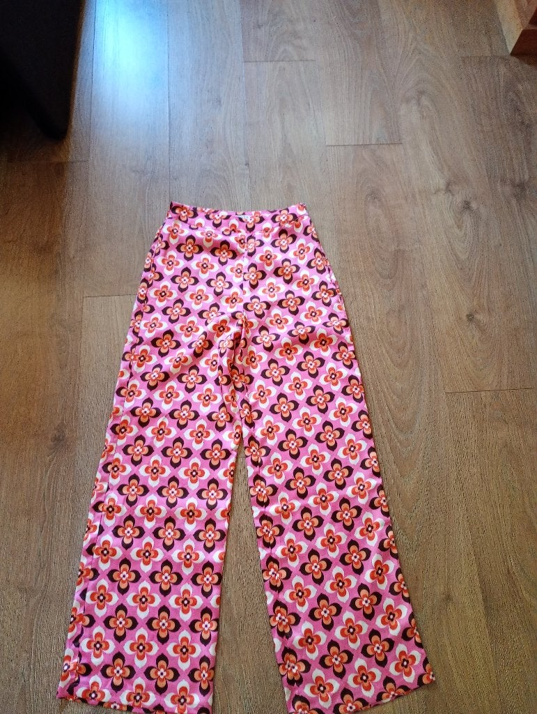 Mooie nieuwe fleurige broek mt XS, Kleding | Dames, Broeken en Pantalons, Nieuw, Ophalen of Verzenden, Loavies, Roze