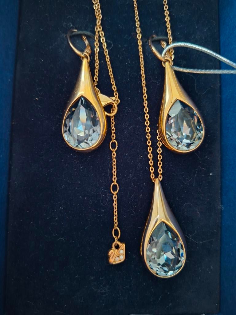 Swarovski ketting en oorbellen set met blauwe kristallen, Overige materialen, Blauw, Ophalen of Verzenden, Zo goed als nieuw