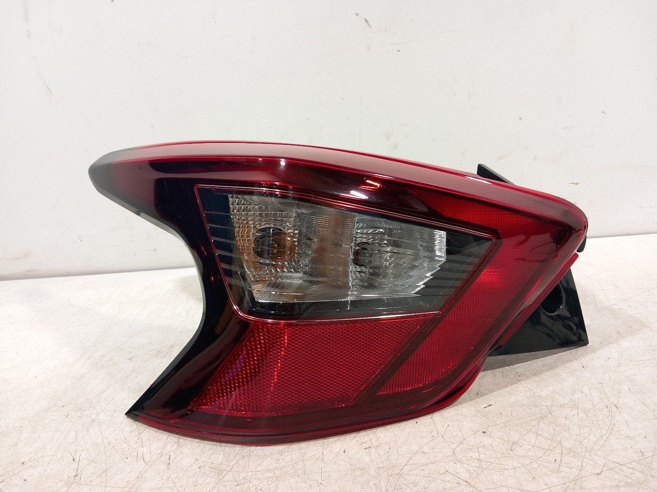 Achterlicht links buiten Nissan Micra, Onderdelen@venauto.nl, Van der Ven Autorecycling B.V., Gebruikt, Ettenseweg 76, 4706 PB Roosendaal, The Netherlands