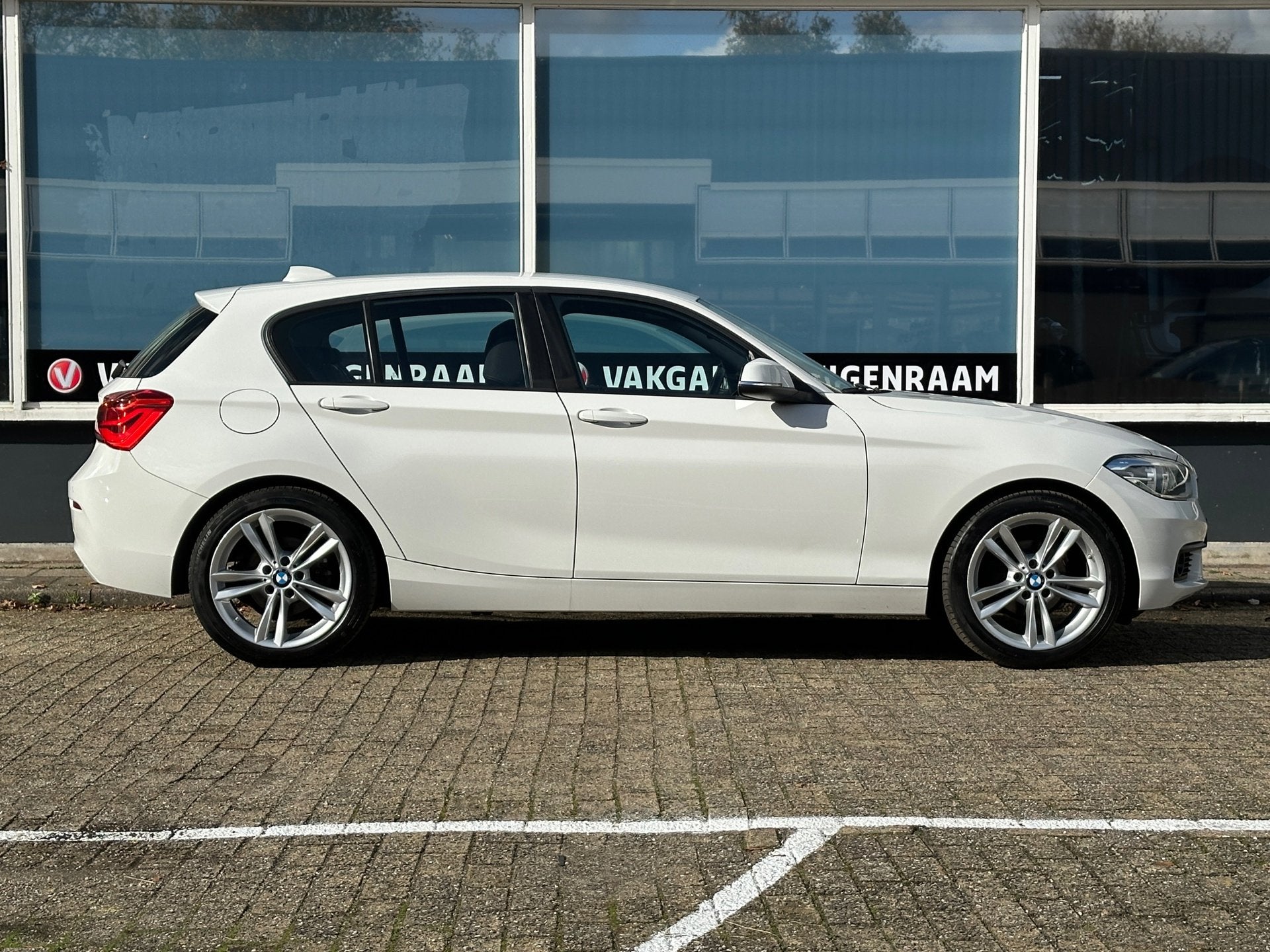 BMW 1-serie 118i Executive/AUT/NAV/PDC/CRUISE, Auto's, Gebruikt, Wit, Origineel Nederlands, Bedrijf