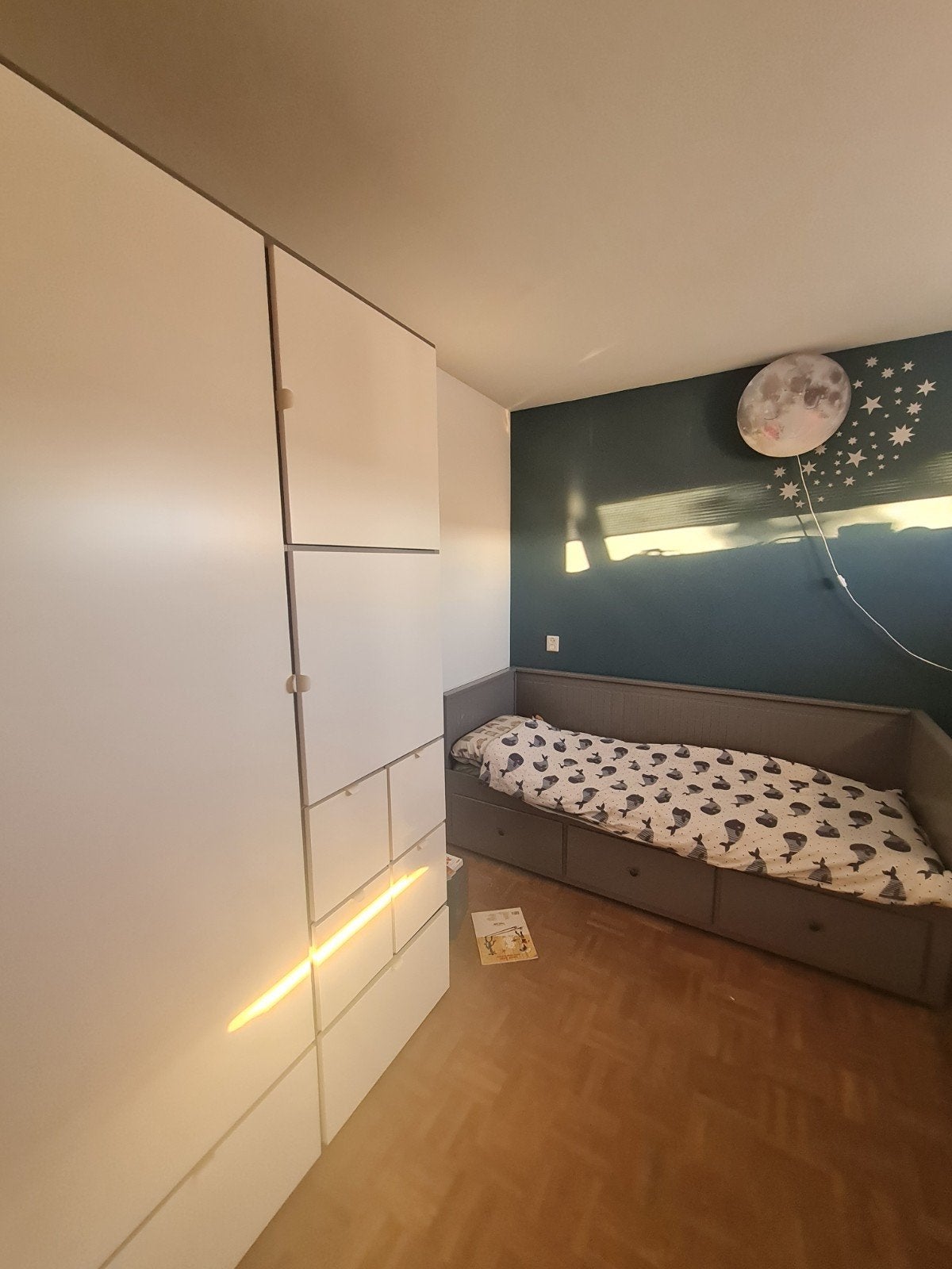 IKEA VISTHUS Kledingkast & HEMNES Bedbank met opbergruimte, Huis en Inrichting, Kasten | Kledingkasten, Met deur(en), 100 tot 150 cm