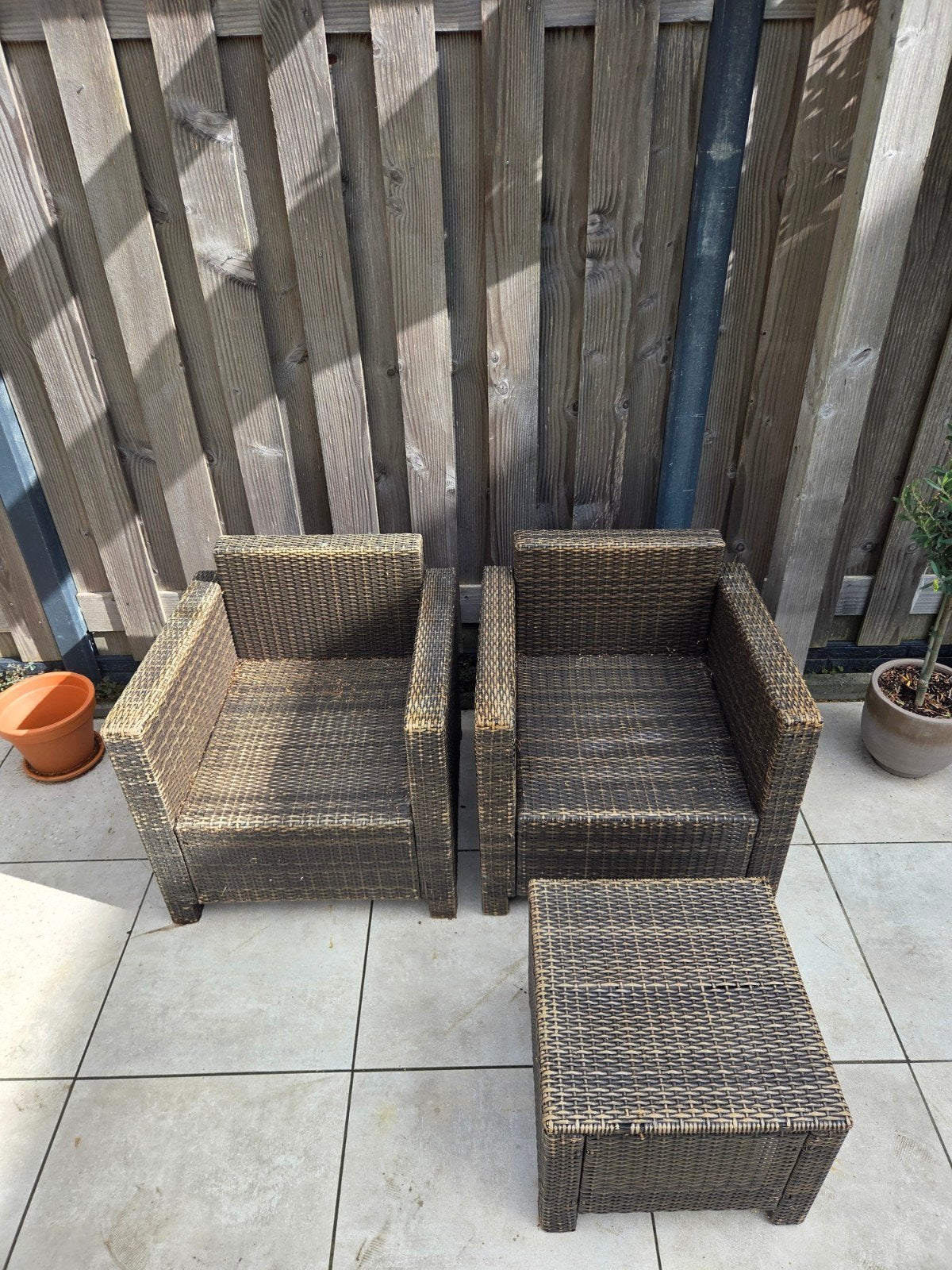 Gratis tuinset: 2 wicker loungestoelen + hocker/tafeltje, Tuin en Terras, Ophalen, Gebruikt, Wicker, Hocker
