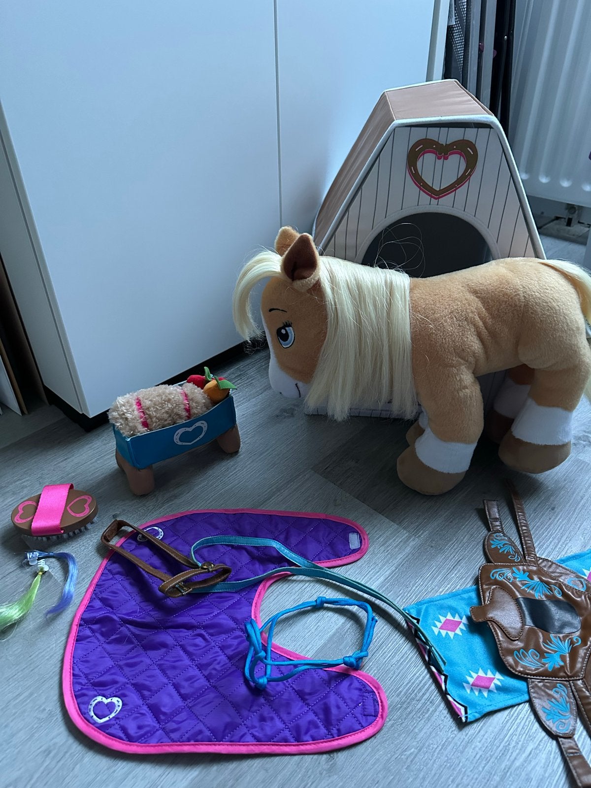 Build-A-Bear Paard met Stal en Accessoires - Zo goed als nie, Paard, Ophalen of Verzenden, Zo goed als nieuw, Met kleding of accessoire