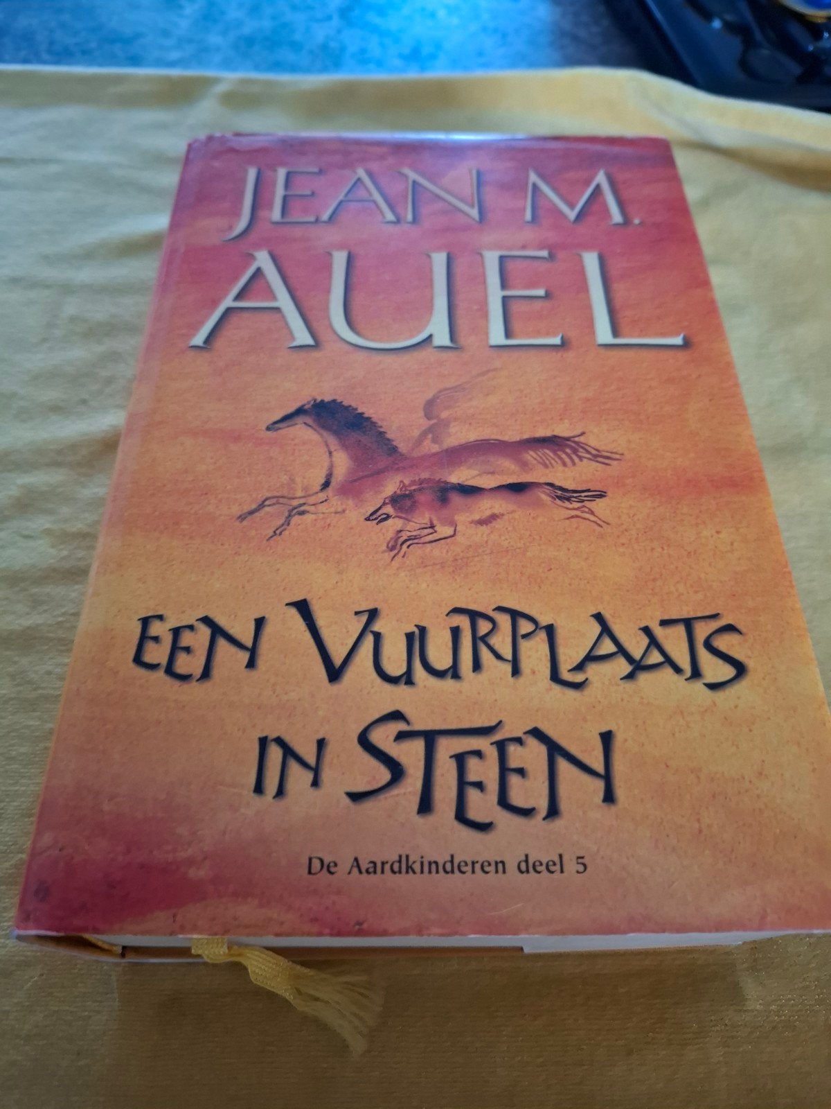 Een Vuurplaats in Steen - De Aardkinderen deel 5, Boeken, Ophalen of Verzenden, Gelezen, Jean M. Auel, Nederland