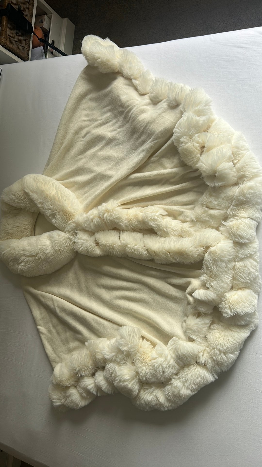 Mooie  beige cape met kunstbont, Ophalen of Verzenden, Zo goed als nieuw