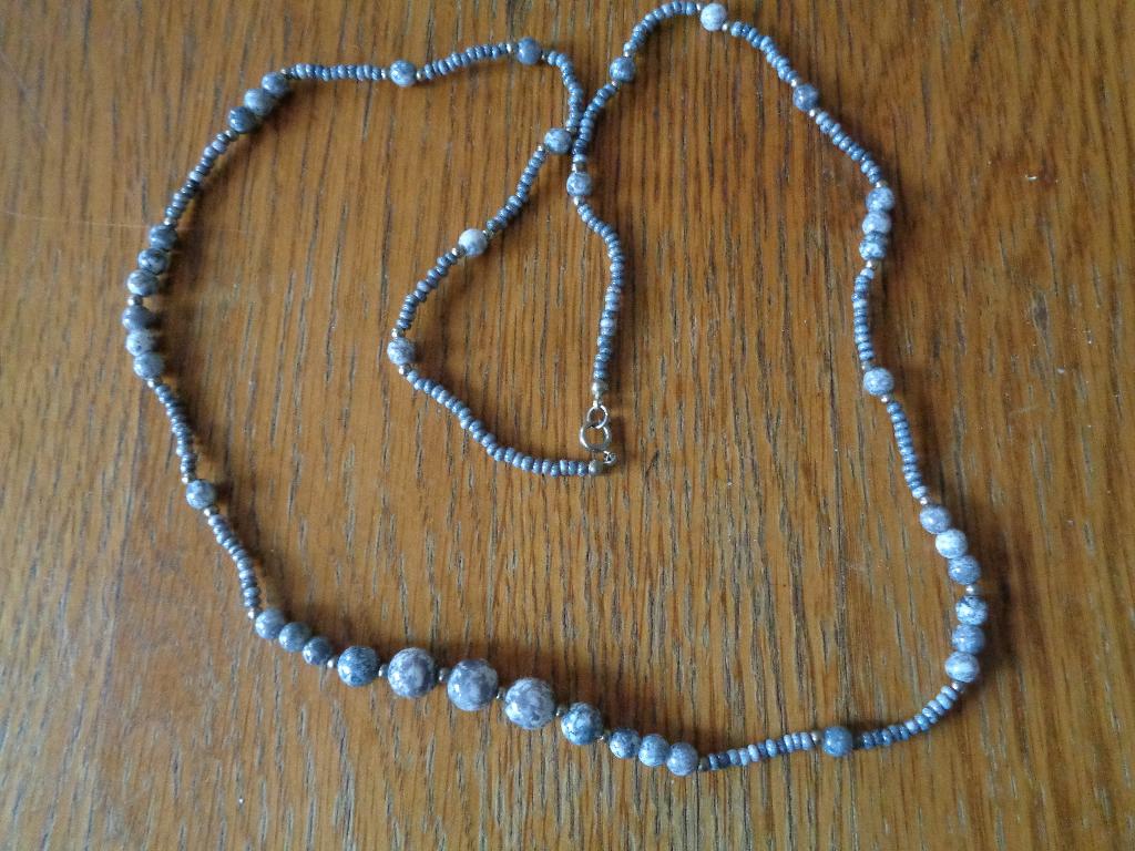 uit grijzen glas kralen nr k 5197, Sieraden, Tassen en Uiterlijk, Kettingen, Ophalen of Verzenden, Nieuw, Grijs, Overige materialen
