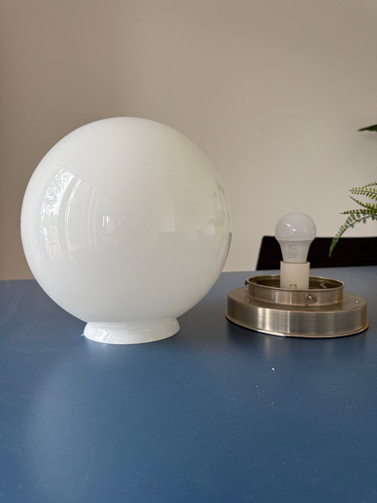 Witte glazen bol lamp met metalen armatuur 30 cm, Ophalen, Wit, Overige merken, E27 (groot)