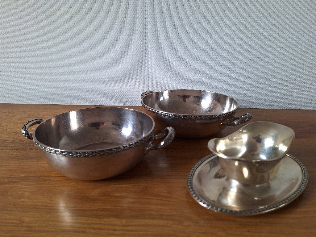 Twee verzilverde dekschalen en sauskom, Ophalen, Overige materialen, Met handvatten, Gebruikt