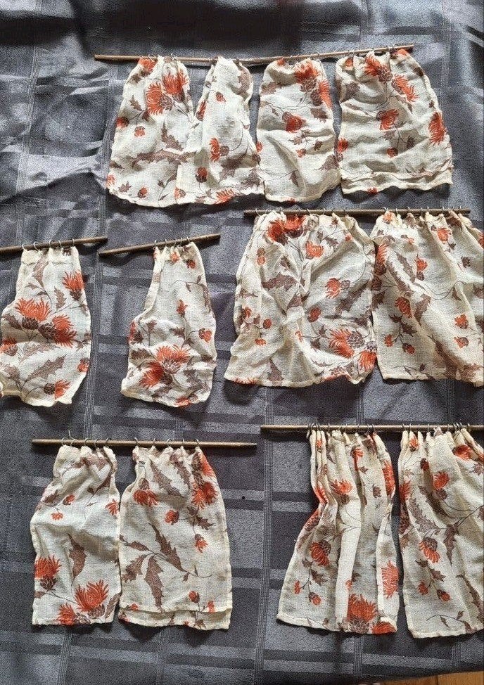 Vintage poppenhuis gordijnen met bloemenprint, Ophalen of Verzenden, Zo goed als nieuw, Textiel