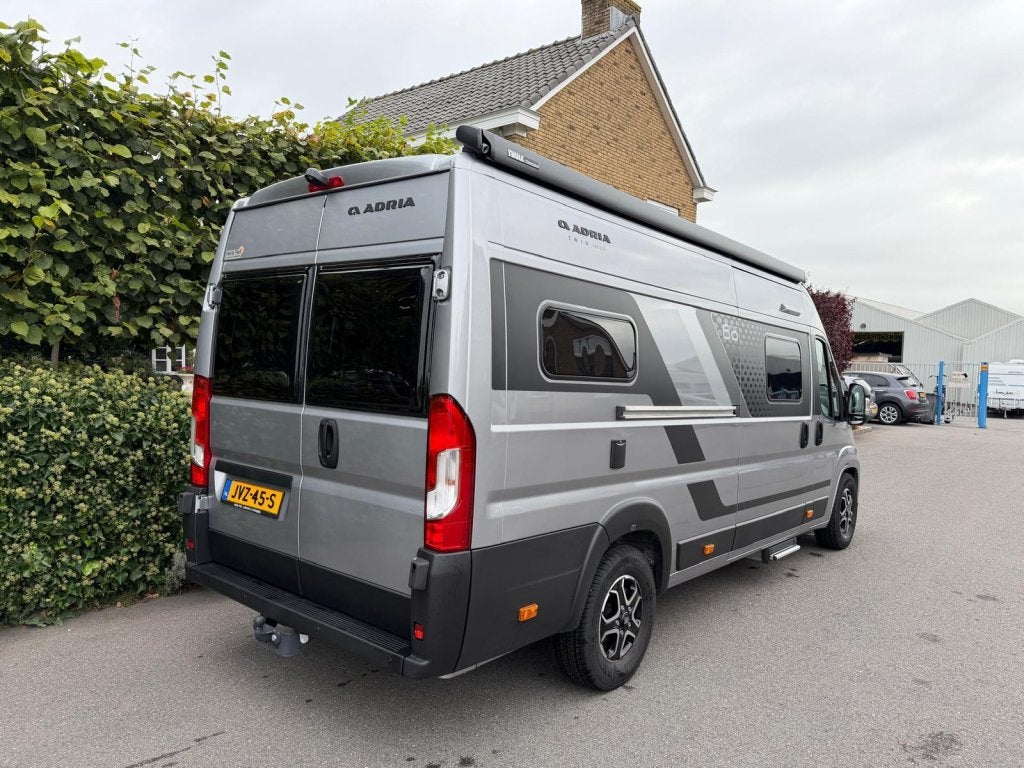 Foto 3 van Adria Twin 640 SLB ZGAN automaat Zeer mooi