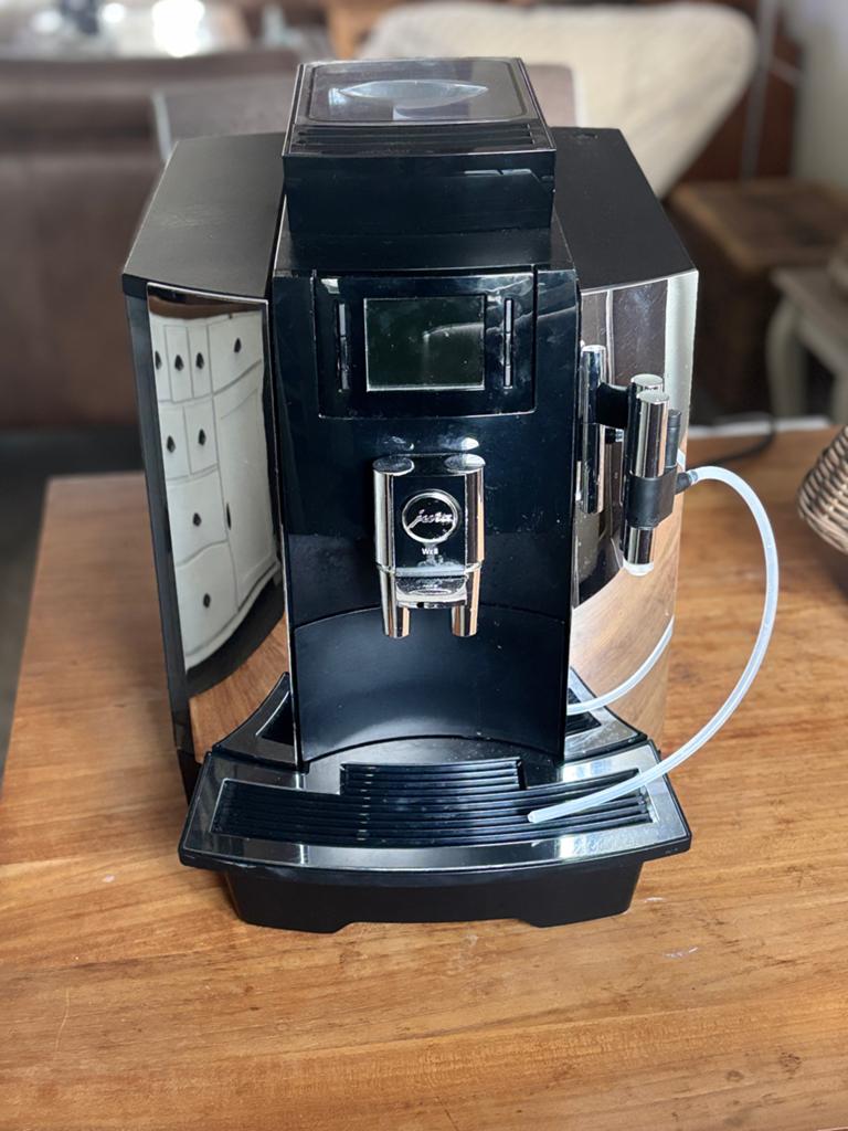 Jura WE8 koffiemachine met nieuwe onderhoudsbeurt, Witgoed en Apparatuur, Koffiezetapparaten, 10 kopjes of meer, Koffiemachine