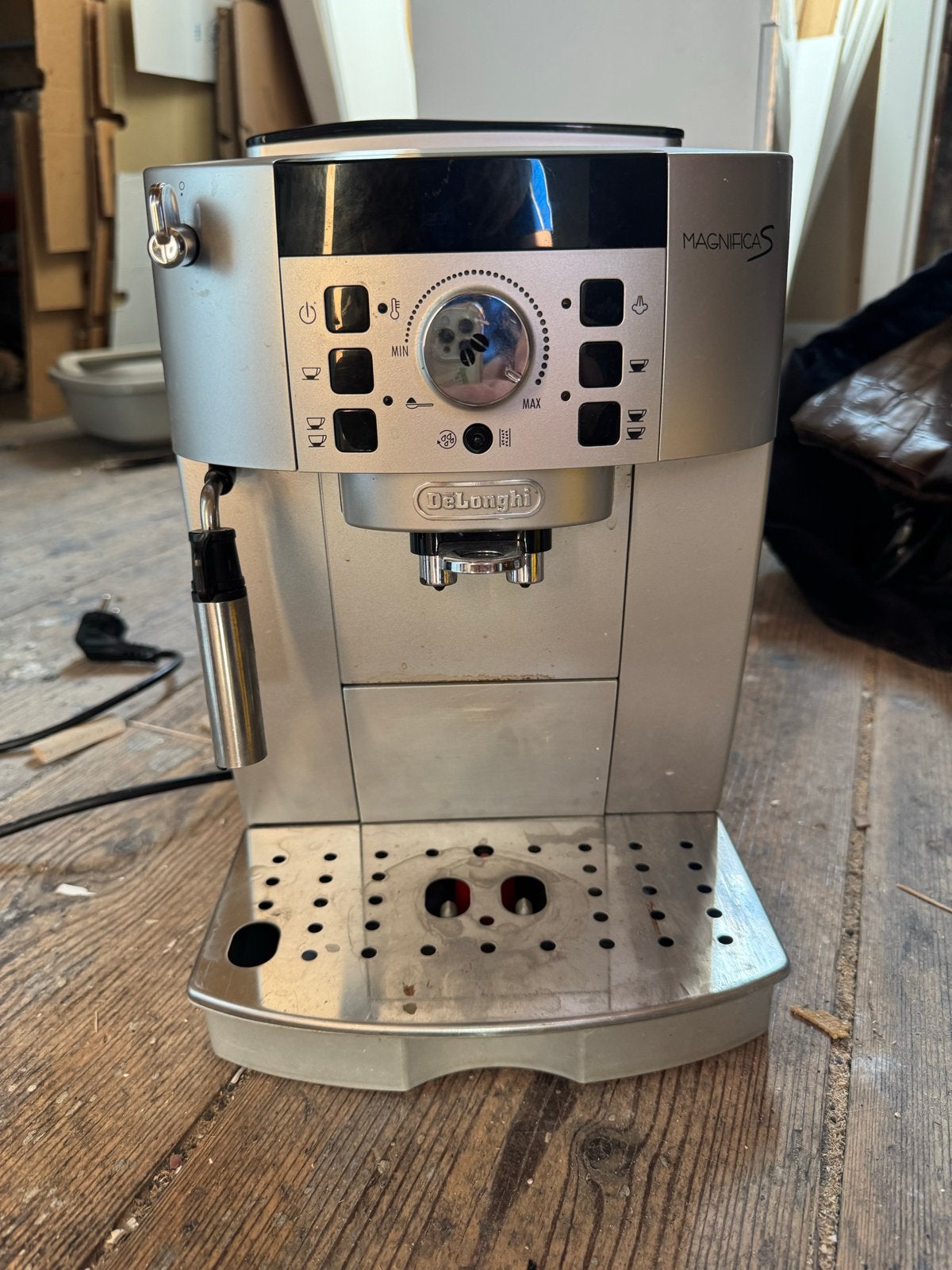 Delonghi Magnifica S koffiemachine - defect, voor onderdelen, Ophalen, Niet werkend, Koffiemachine, Koffiebonen
