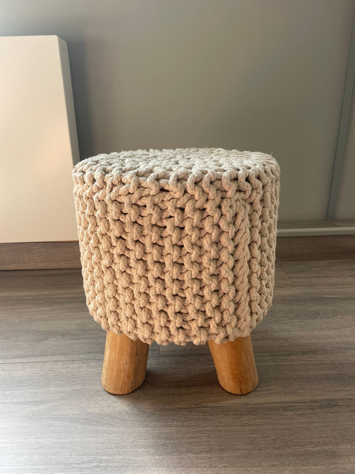 Poef voetenbankje krukje creme beige gebreide zitting, Ophalen, Minder dan 50 cm, Gebruikt, Rond