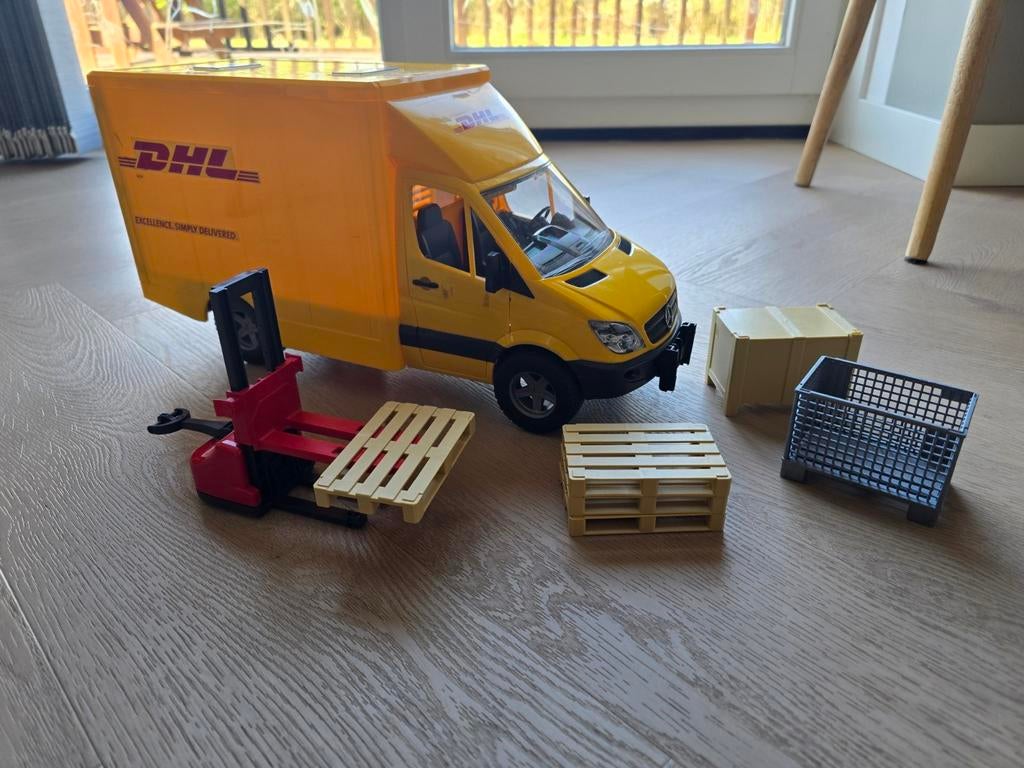 Bruder 2534 DHL speelgoed vrachtwagen met accessoires, Ophalen of Verzenden
