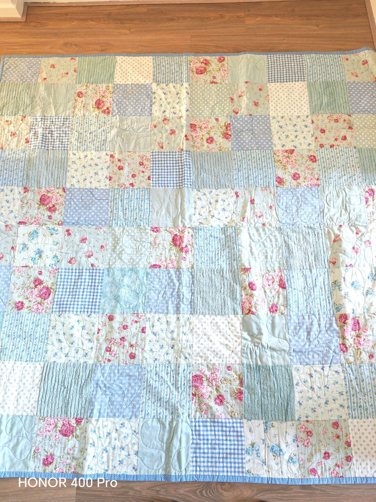 Handgemaakte Patchwork Quilt - Blauw/Roze Bloemenpatroon, Ophalen of Verzenden, Zo goed als nieuw, Eenpersoons, Blauw
