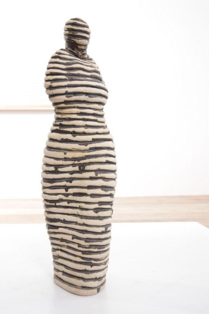 Andrea Dogterom - Ceramic Sculpture Women in Stripes, Antiek en Kunst, Ophalen, 50 - 100 cm, Steen of Keramiek, Beeld