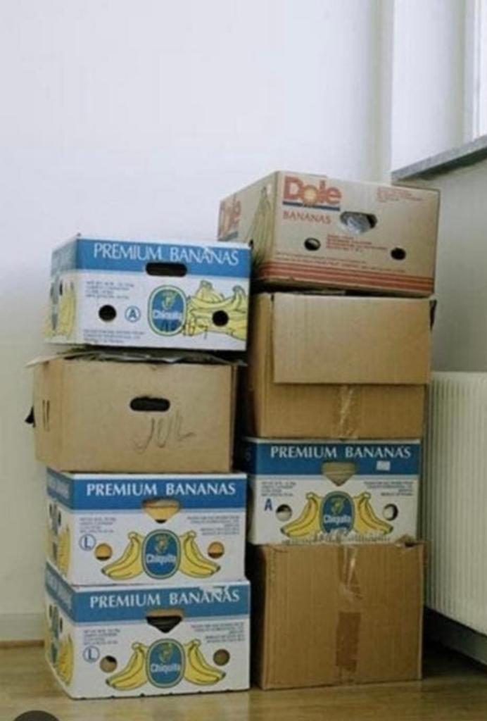 10 volle bananendozen met spullen, Ophalen, Gebruikt