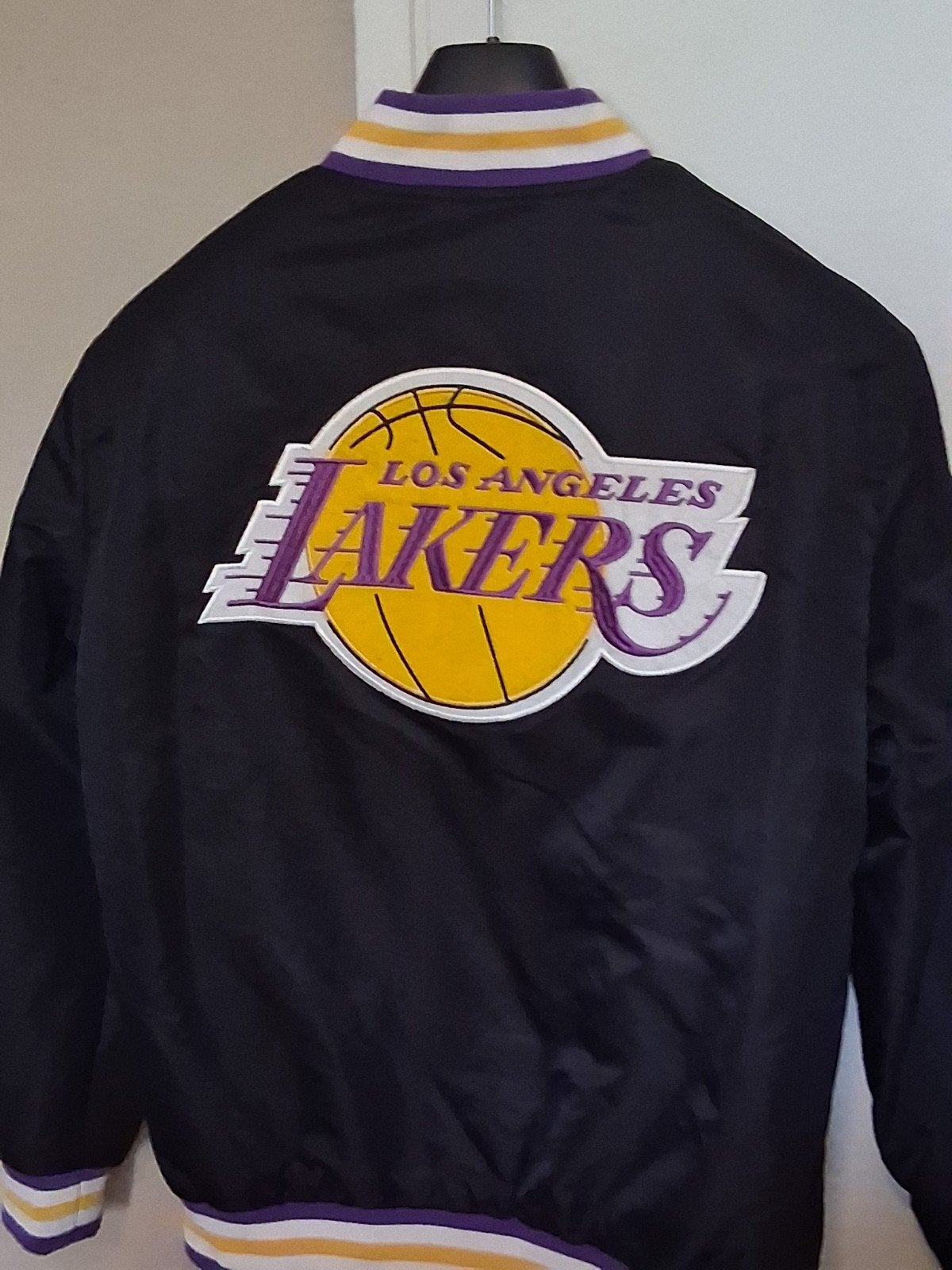 Lakers jas, Verzenden