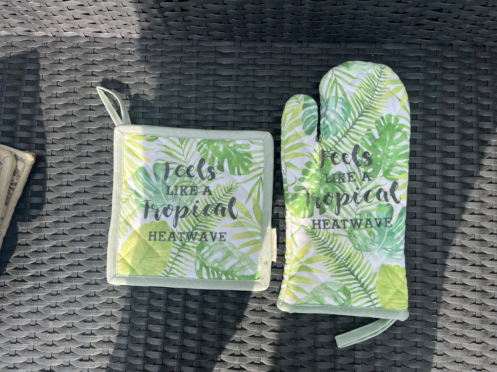 Te koop: ovenwant en pannenlap Tropical Rivièra Maison, Huis en Inrichting, Keuken | Textiel, Katoen, Meerkleurig, Ovenwant, Nieuw