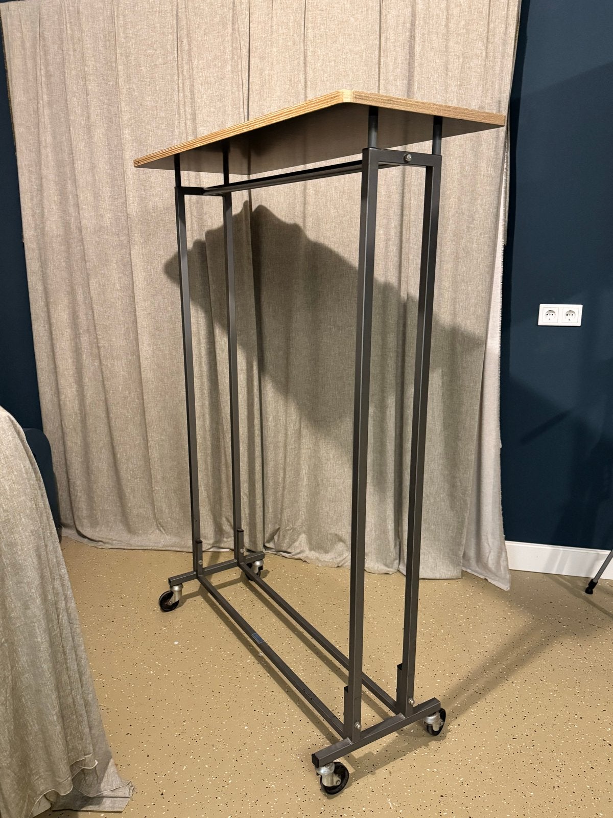 Rek met houten blad en wielen voor kleding of stalen, Ophalen, Met wielen, Gebruikt