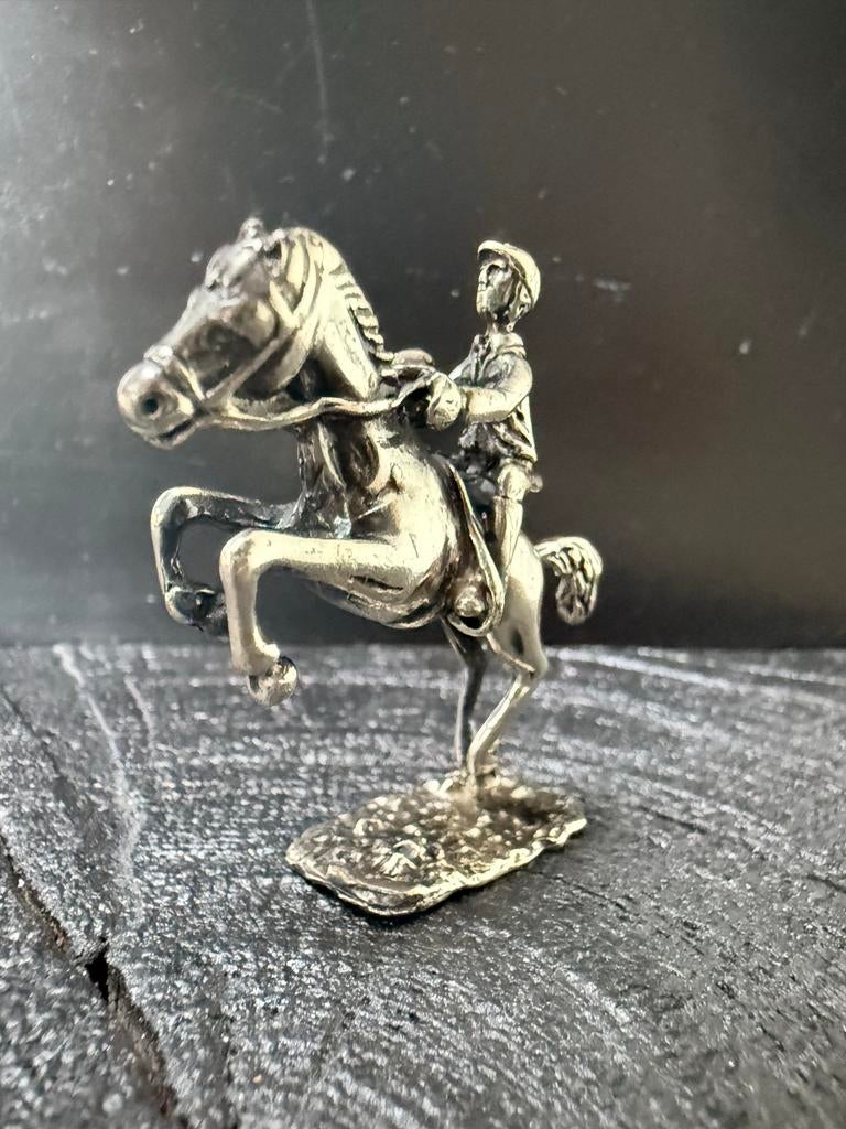 Zilveren miniatuur springend paard met ruiter - 27 gram, Antiek en Kunst, Antiek | Goud en Zilver, Verzenden, Zilver