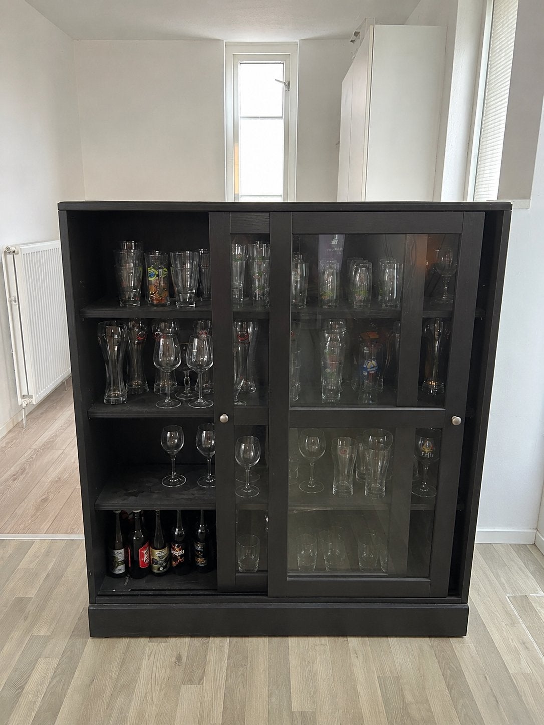 HAVSTA vitrinekast met plint, zwart/helder glas, Ophalen, 100 tot 150 cm, 25 tot 50 cm, Glas