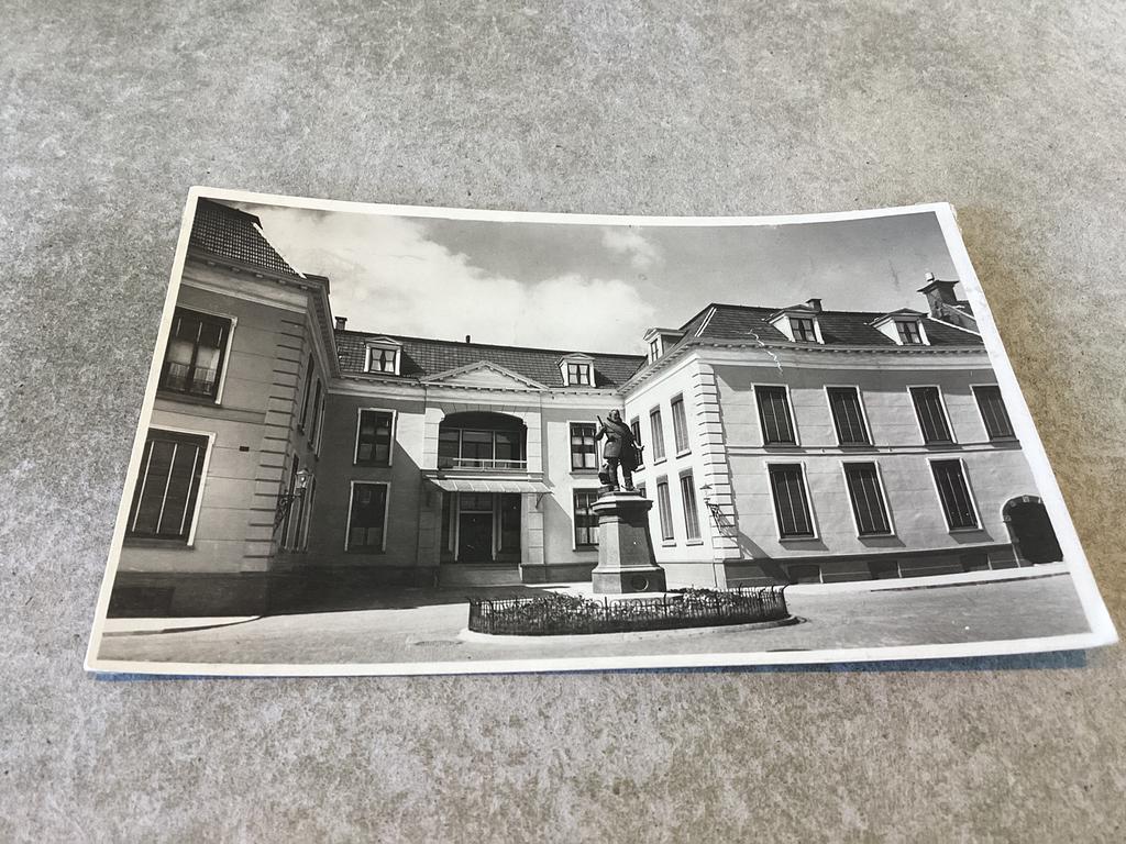 Leeuwarden.    Standbeeld “ Us Heit”  woning C d K.  1948, Ophalen of Verzenden, 1940 tot 1960, Friesland