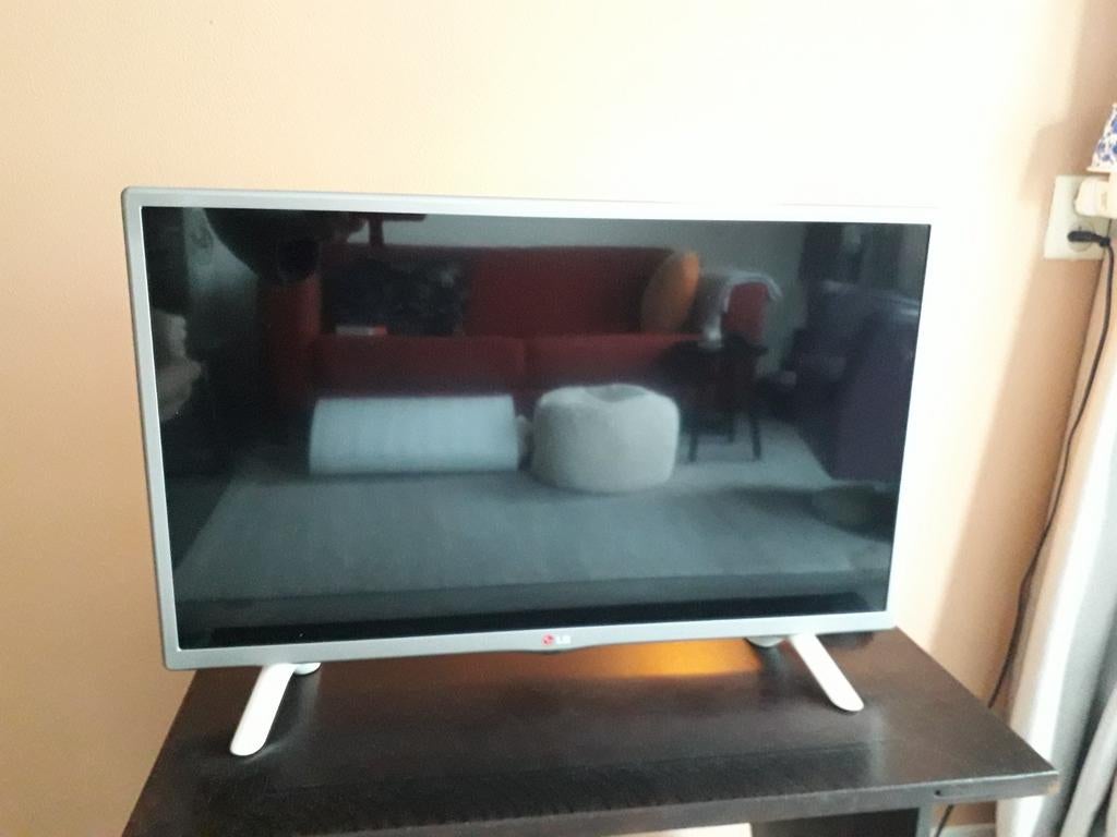 Witte LG TV 28 inch met toebehoren, Ophalen, Gebruikt, 50 Hz, 60 tot 80 cm