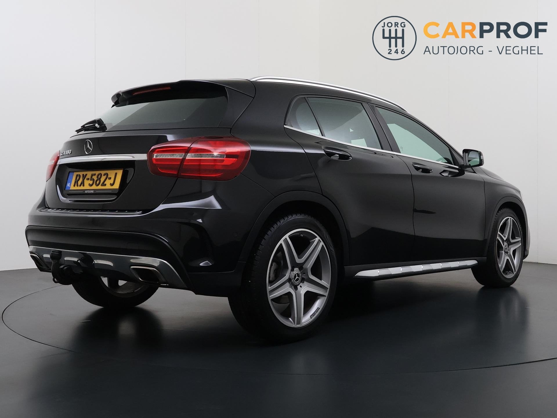 Mercedes-Benz GLA-klasse 180 Business Solution AMG Trekhaak, Gebruikt, 4 cilinders, 715 kg, Leder en Stof