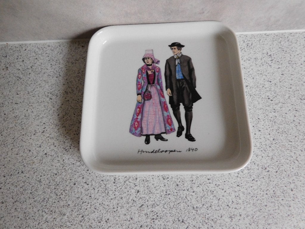 Bord 13 cm. Klederdracht Hindeloopen 1840 Villeroy & Boch, Villeroy & Boch, Ophalen of Verzenden, Zo goed als nieuw, Bord(en)