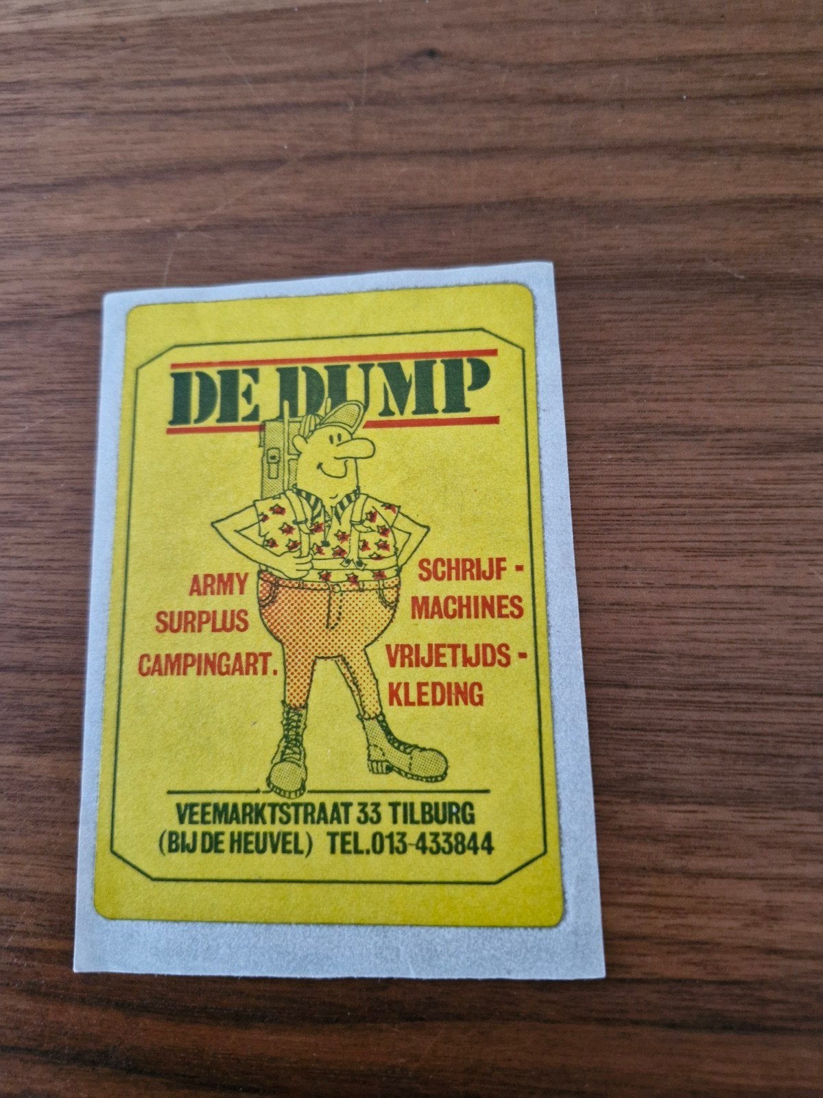 8876 Vintage 'De Dump' Sticker - Tilburg Army Surplus, Verzamelen, Ophalen of Verzenden, Nieuw, Overige typen