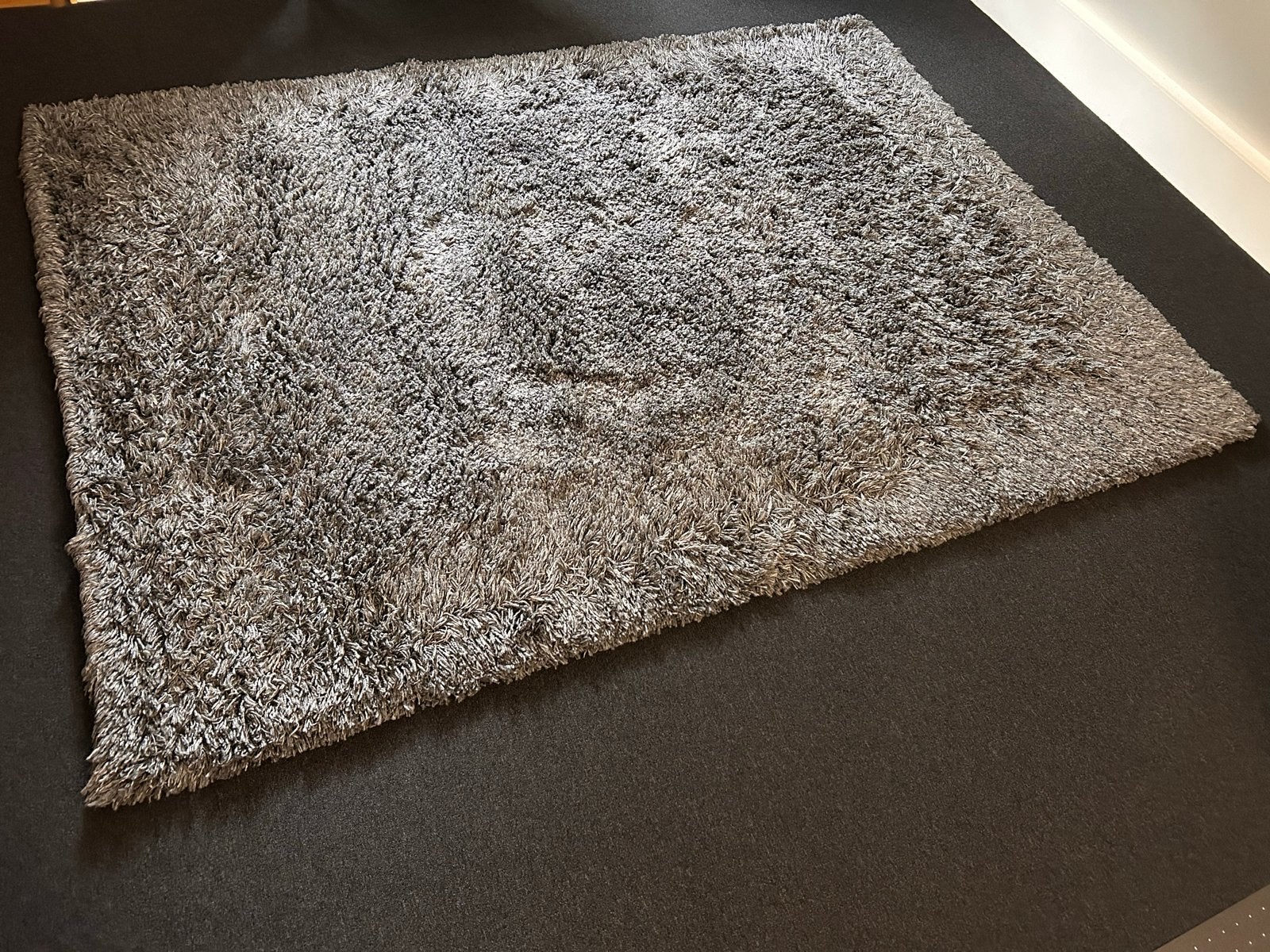 Grijs hoogpolig vloerkleed - Zo goed als nieuw, 150 tot 200 cm, 200 cm of meer, Ophalen of Verzenden, Zo goed als nieuw