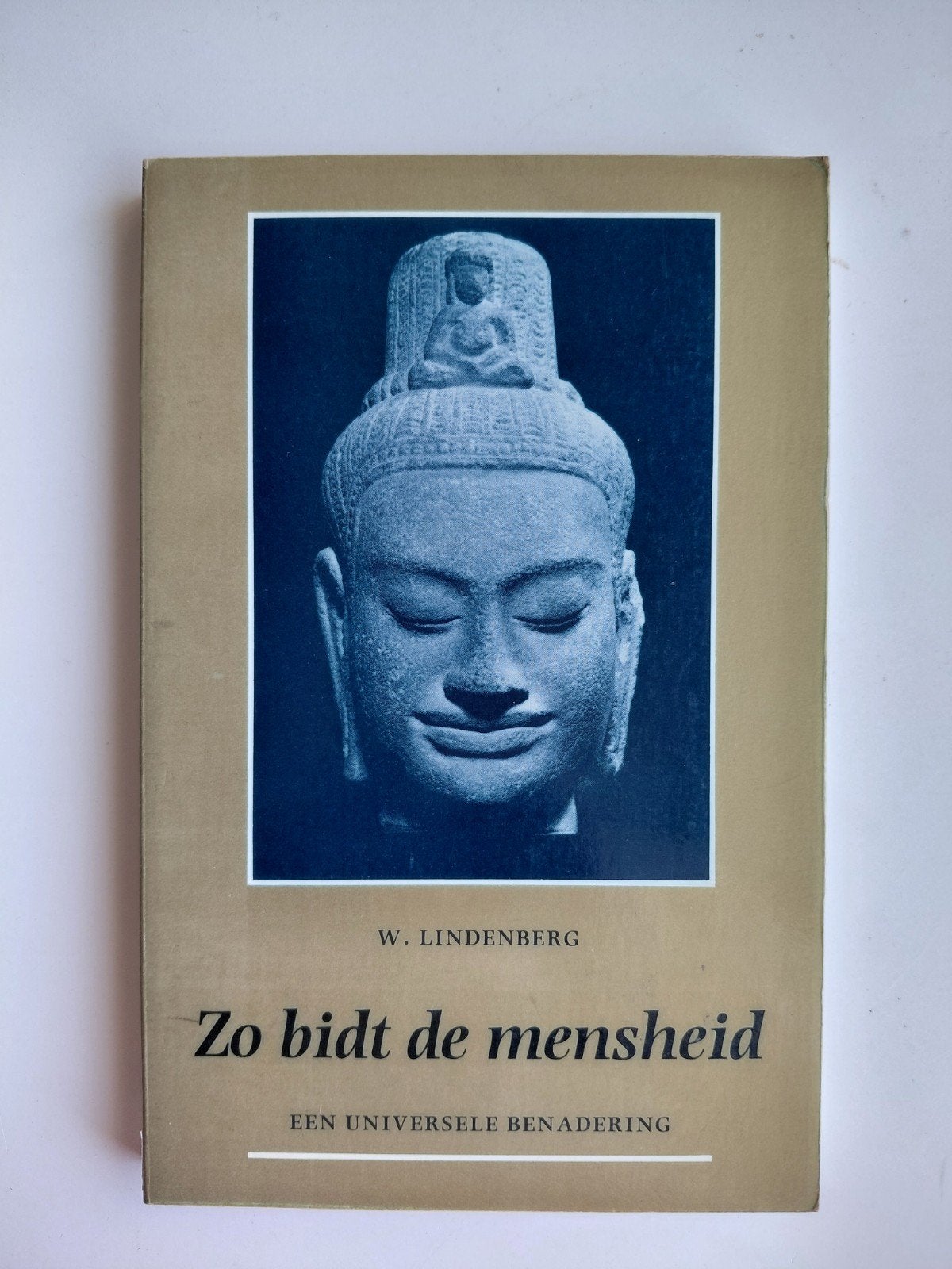 Zo bidt de mensheid - W. Lindenberg (1962), Boeken, Achtergrond en Informatie, Spiritualiteit algemeen, Ophalen of Verzenden, W. Lindenberg