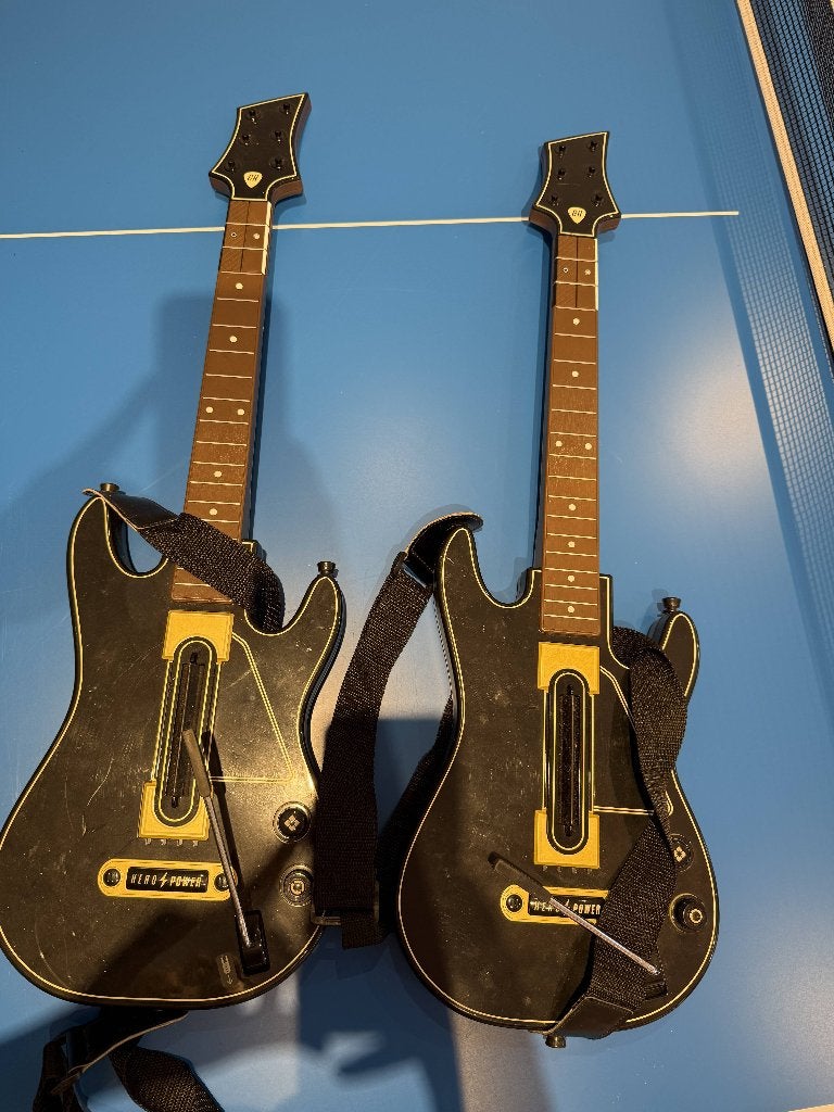 2x Guitar Hero / Hero Power gitaarcontroller – zwart/goud, 1 speler, Ophalen of Verzenden, Muziek, Vanaf 12 jaar