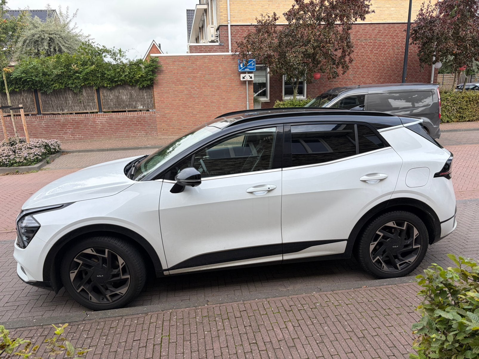 Kia Sportage 1.6 T-gdi 230pk Hybrid AT6 2022 Wit, Auto's, Automaat, Dealer onderhouden, Euro 6, 4 cilinders