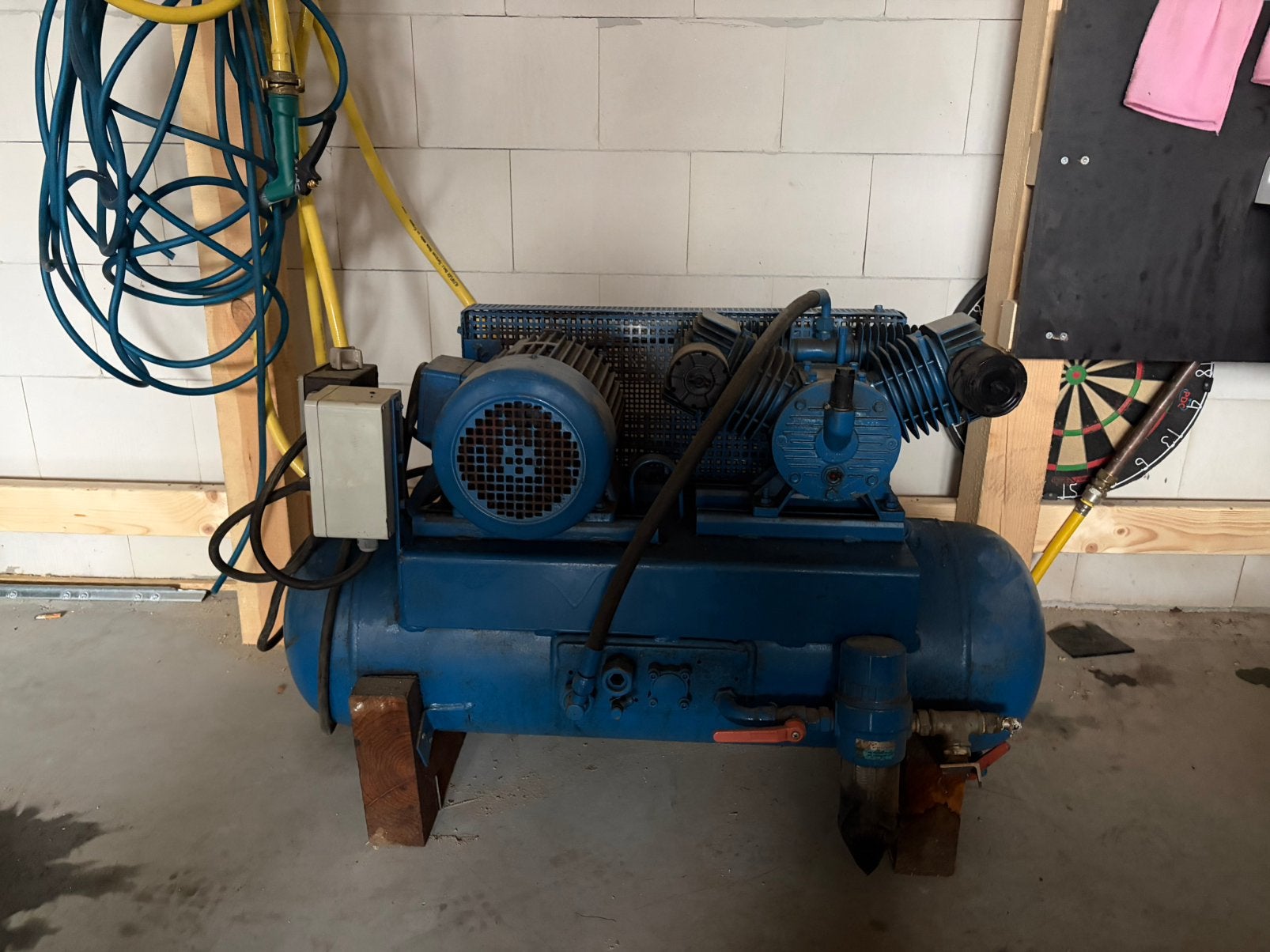 Compressor, Doe-het-zelf en Verbouw, Compressors, 100 liter of meer, Ophalen of Verzenden, Zo goed als nieuw