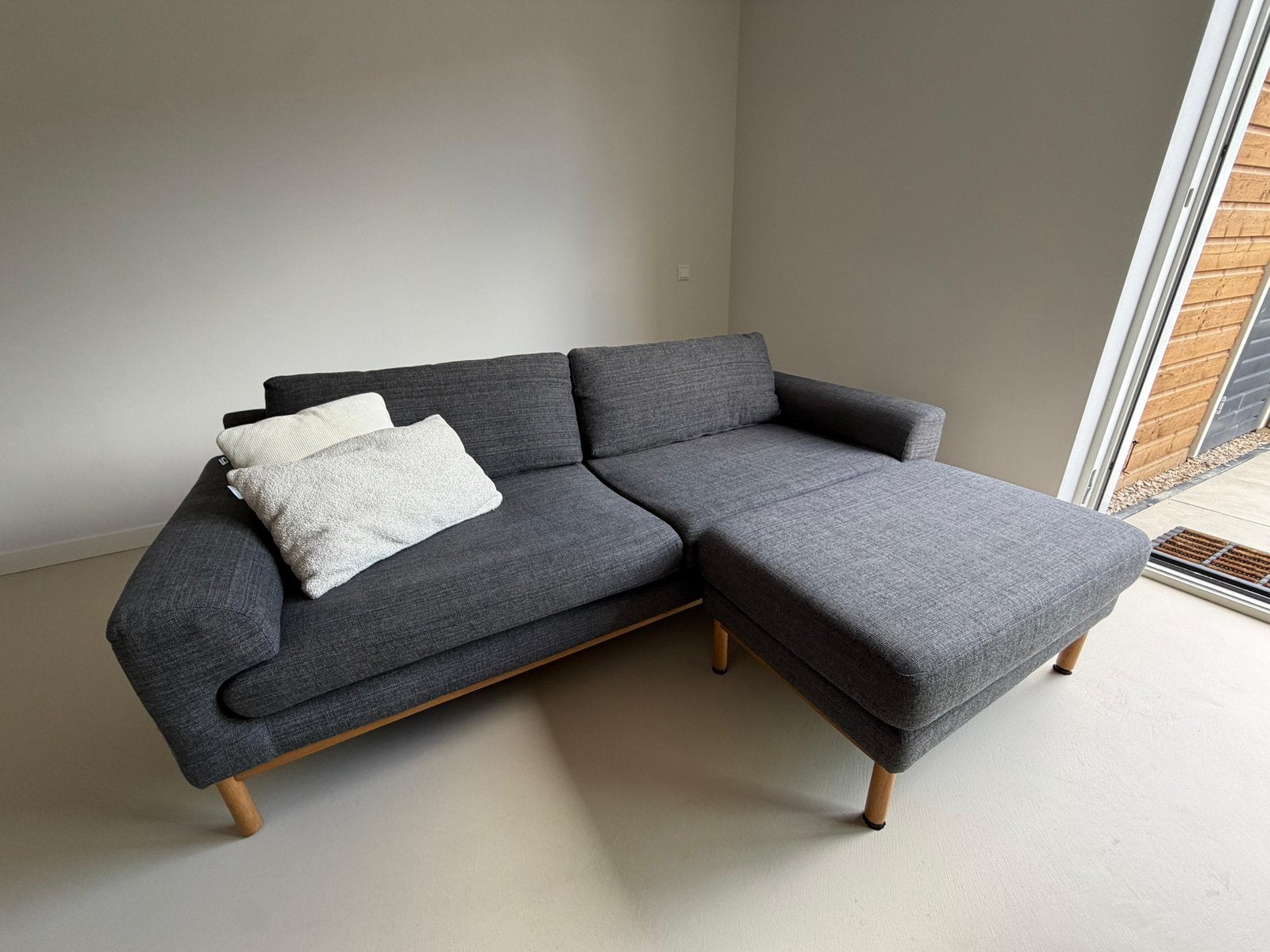 Sofacompany bank met losse hocker – grijs, eiken poten, Huis en Inrichting, Banken | Bankstellen, Ophalen, Tweepersoons, 75 tot 100 cm