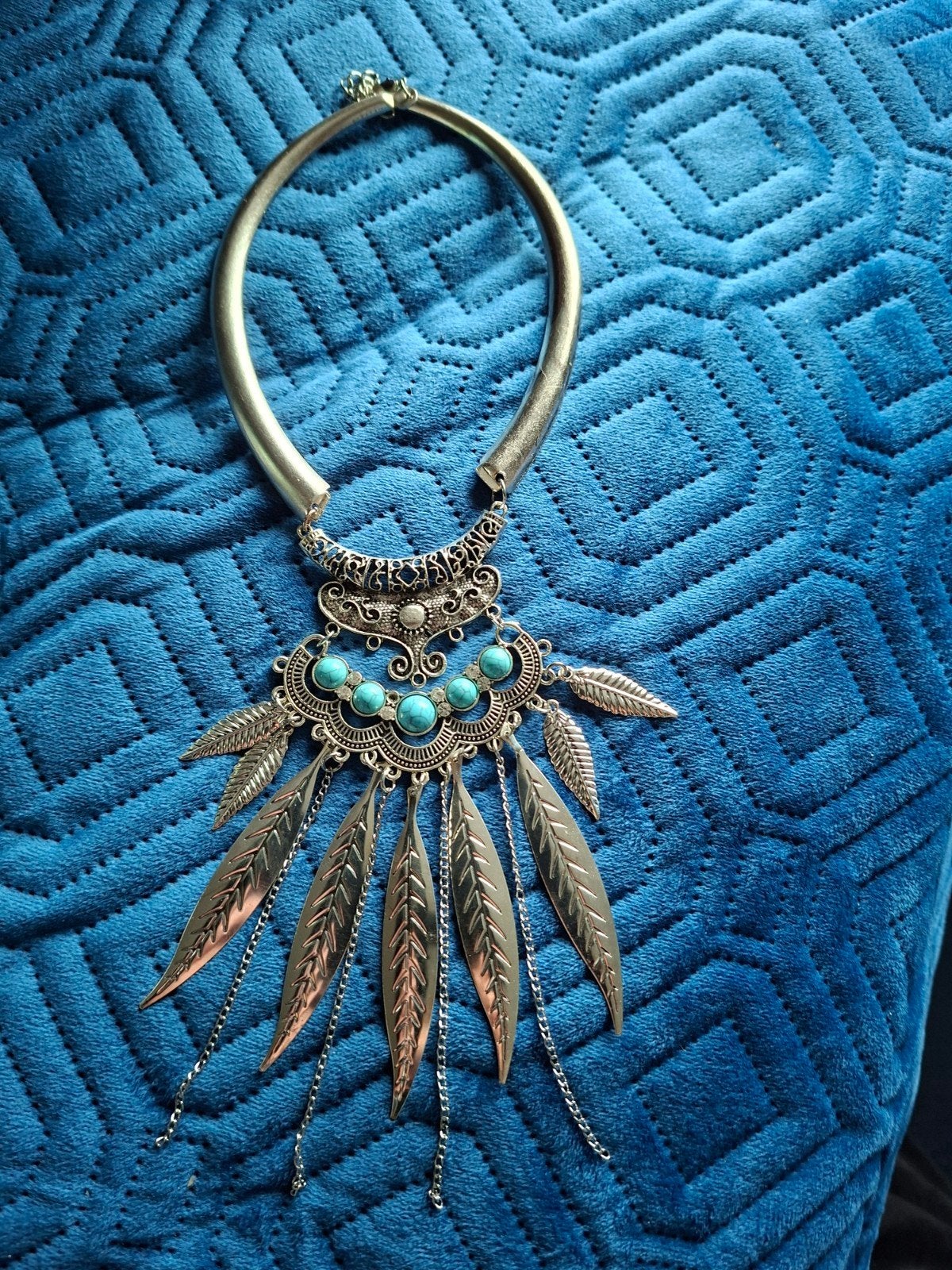 Zilverkleurige halsketting met blauwe stenen en veren, Overige materialen, Blauw, Ophalen of Verzenden, Zo goed als nieuw