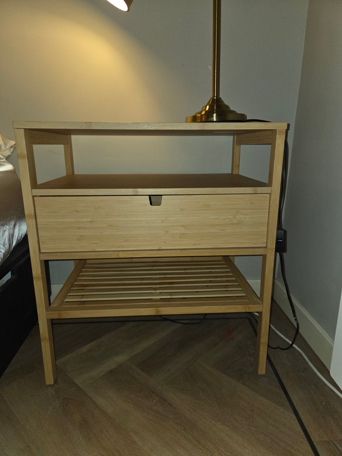 Nachtkastje/bijzettafel IKEA Nordkisa 60x40, Huis en Inrichting, Slaapkamer | Nachtkastjes, Ophalen, Zo goed als nieuw, 45 tot 65 cm