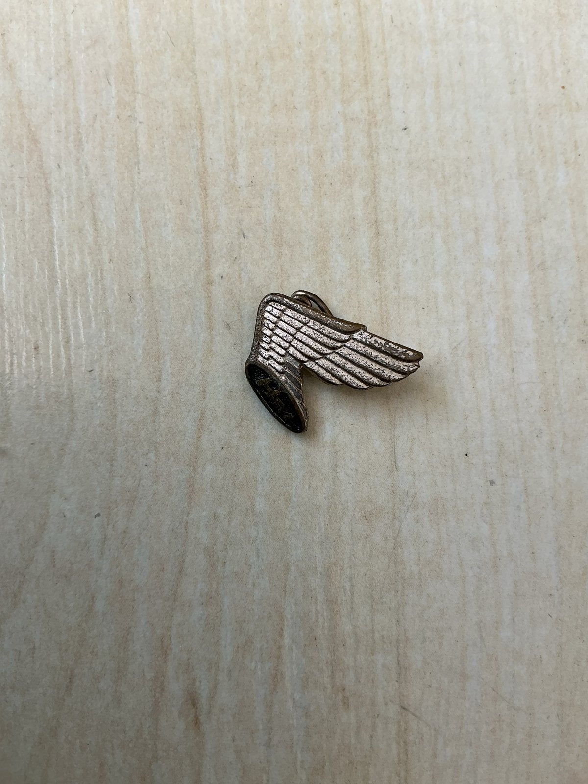 Vintage Gevleugelde Voet Pin - Hermes Stijl, Sieraden, Tassen en Uiterlijk, Overige materialen, Gebruikt, Minder dan 4 cm, Ophalen of Verzenden