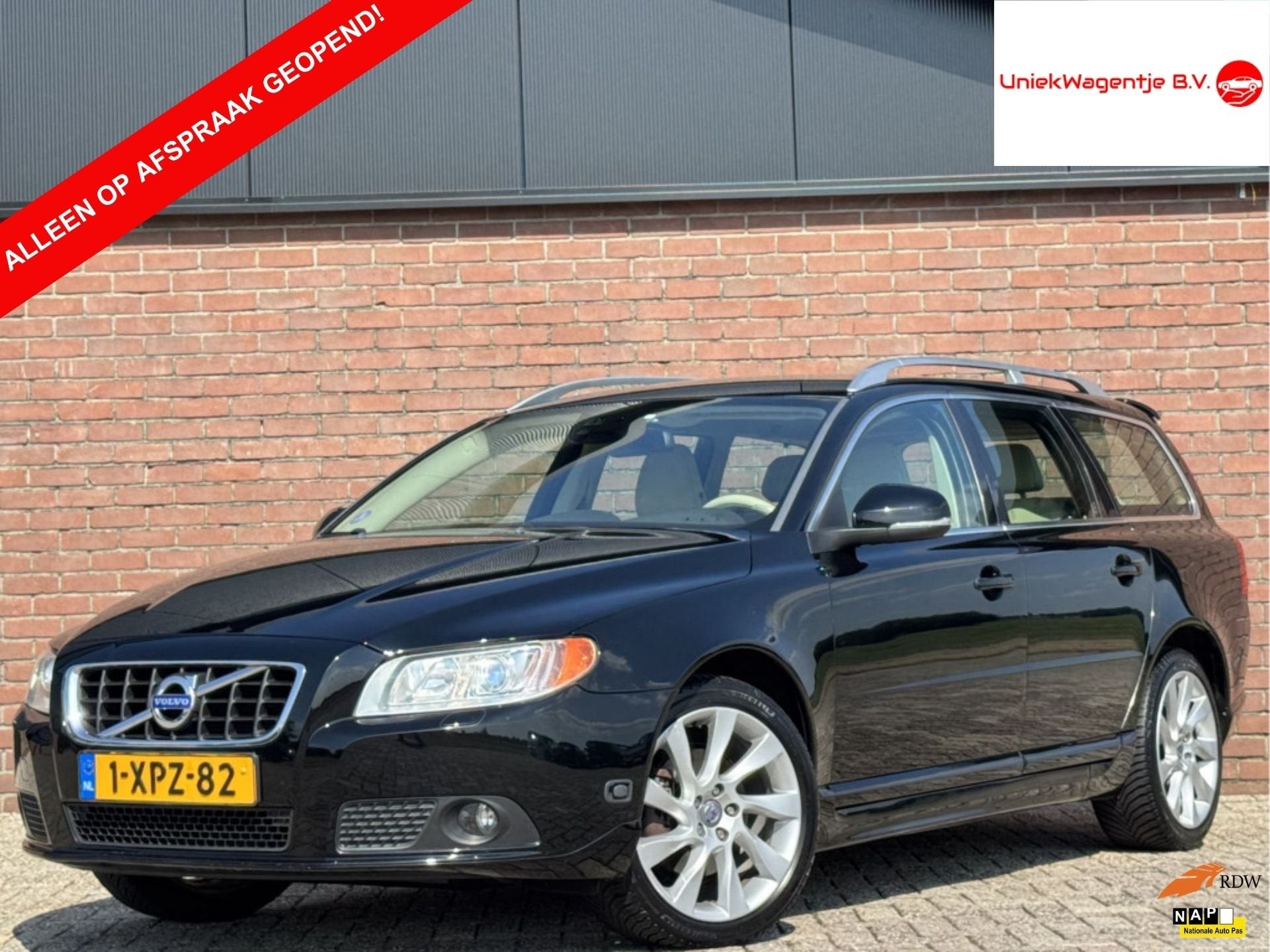 Volvo V70 1.6 T4 SUMMUM | LEDER! | XENON! | TREKHAAK!, Auto's, Euro 5, Beige, 4 cilinders, 179 pk