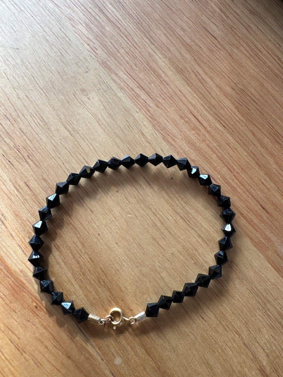 Zwart gitten armbandje met gouden sluiting 585, Ophalen, Gebruikt, Zwart, Met bedels of kralen