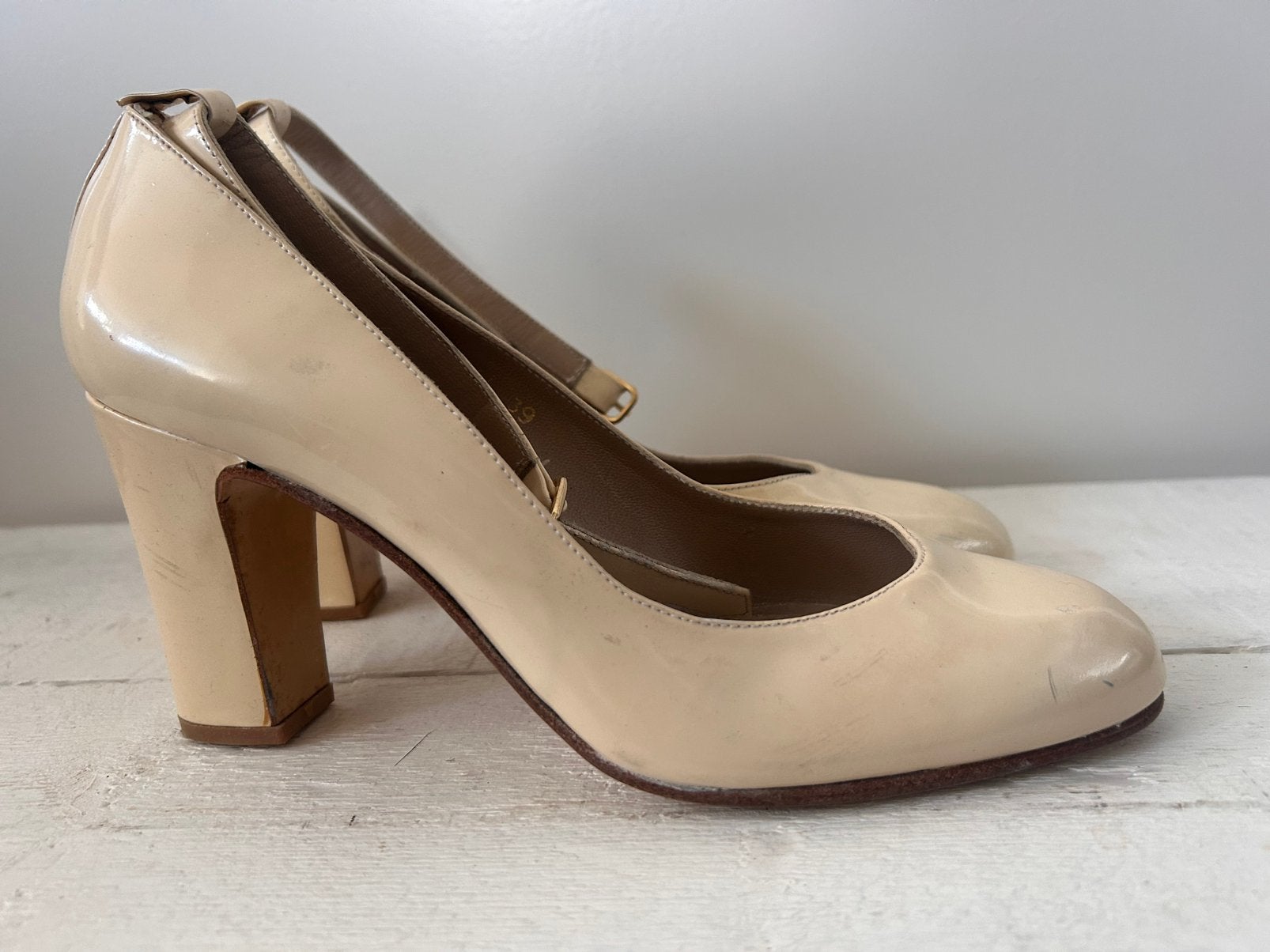 Lakleer Off white pumps, maat 39 vintage, merk: lola pagola, Pumps, Beige, Ophalen of Verzenden, Zo goed als nieuw