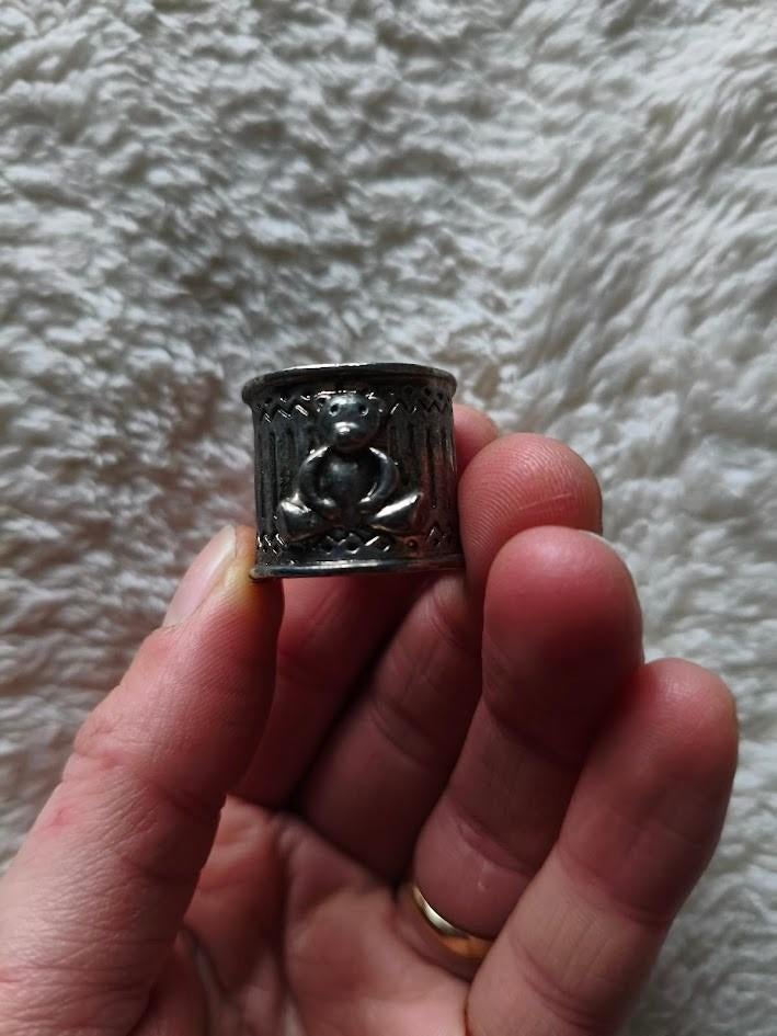Zilverkleurige ring met beertje aan beiden kanten, Sieraden, Tassen en Uiterlijk, Ringen, Overige materialen, Gebruikt, Ophalen of Verzenden